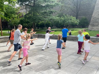 Kinder und Erwachsene lernen Schattenboxen im Park von Xi’an – China mit Kindern