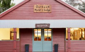Die Fassade des Outback Hotels zeigt eine einladende Eingangstür und moderne dekorative Elemente.