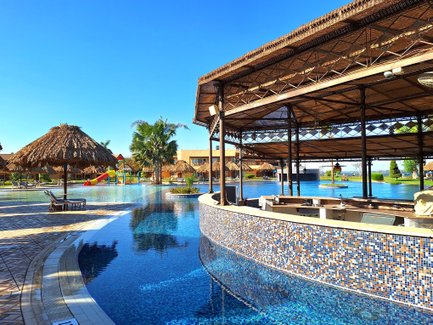 Hotelpool mit Swim-up Bar Jolie Maritim Luxor - Familienreise nach Ägypten