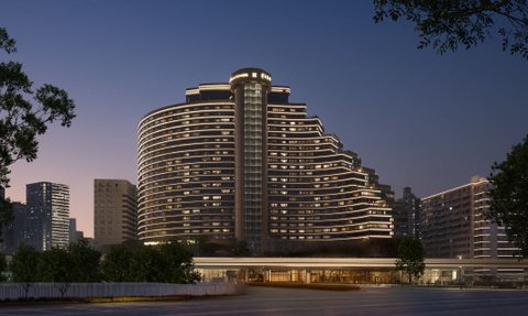 Ein modernes Hotelgebäude mit geschwungener Architektur, beleuchtet in der Dämmerung, umgeben von städtischen Hochhäusern.
