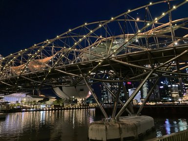 Die Helix-Brücke in Singapur eindrucksvoll beleuchtet bei Nacht – Singapur mit Kindern