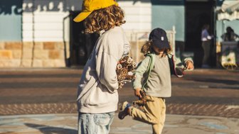 Kinder stehen vor dem Union Castle Building in Kapstadt – Südafrika Familienreise