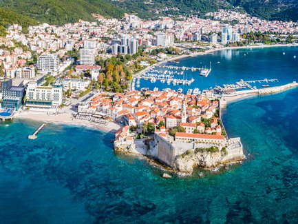 Eine Luftaufnahme der Altstadt von Budva bei Tag