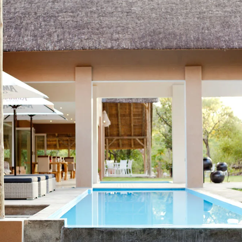 Toshari Lodge Pool am Tag - Namibia Reise mit Kindern