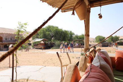 Traditionelle Familienzelte im Thousand Nights Camp in der Wüste – Oman mit Kindern