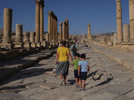 Säulenweg in Ausgrabungsstätte Jerash - Jordanien Familienreise