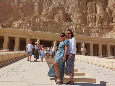 Zwei Frauen im imposanten Hatschepsut-Tempel bei Luxor – Ägypten Reise mit Kindern
