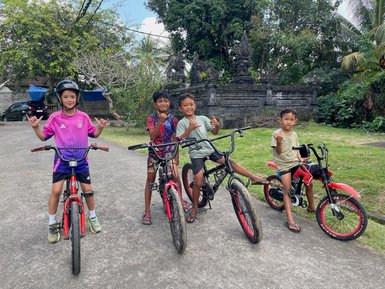 Kinder lernen gemeinsam mit Einheimischen das Fahrradfahren – Indonesien Familienreise