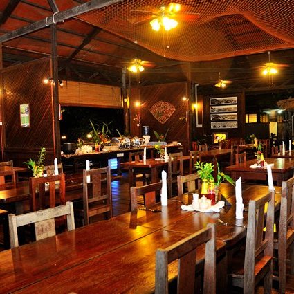 Speisebereich der Bilit Rainforest Lodge mit Blick auf den Kinabatangan-Fluss – Malaysia Familienreise