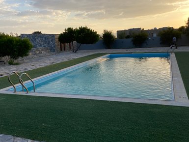 Pool im Jebel Shams Resort mit Blick auf die Landschaft – Oman Reise mit Kindern