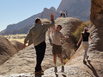 Kind und Reiseleiter im Erongogebirge - Namibia mit Kindern