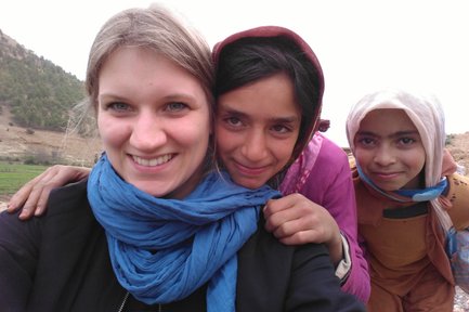 Herzliches Zusammensein einer Frau mit Kindern in einem Bergdorf – Marokko Reise mit Kindern