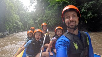 Familie erlebt ein spannendes Rafting-Abenteuer – Indonesien mit Kindern