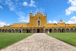 Das leuchtend gelbe Convento de San Antonio in Izamal – Mexiko mit Kindern