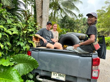 Weg zum Tubing Abenteuer mit dem Pick-up im Khao Sok Nationalpark - Thailand Familienreise