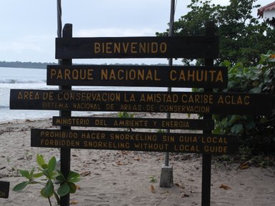 Informationsschild am Eingang zum Strand im Cahuita Nationalpark – Costa Rica Reise mit Kindern