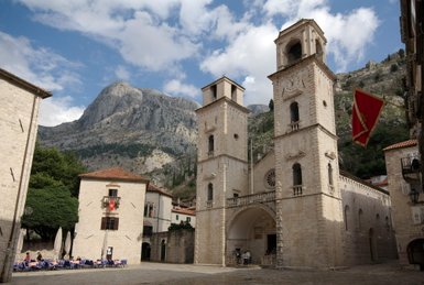 Die beeindruckende Kathedrale von St. Tripun erhebt sich majestätisch vor den Bergen, umgeben von historischen Gebäuden.