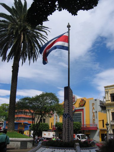 Nationalflagge von Costa Rica weht in San José – Costa Rica Familienreise