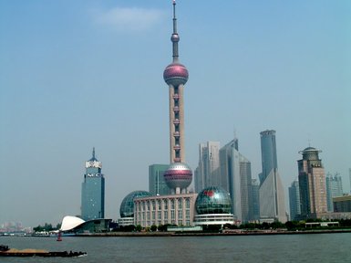 Hafenrundfahrt auf dem Huangpu-Fluss mit Blick auf Shanghais Skyline – China mit Kindern