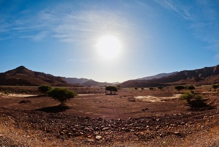 Landschaft unter strahlendem Sonnenschein während eines Marokko-Roadtrips – Marokko Familienreise