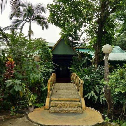 Aussenanlage des Sepilok Jungle Resort – Malaysia & Borneo Familienreise