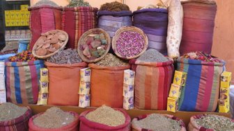 Kräuter in verschiedenen Farben und Formen auf einem Marktstand in Marrakesch – Marokko Familienreise