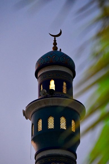 Traditionelles Minarett mit arabischen Designelementen – Oman mit Kindern