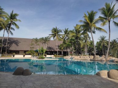 Großer Pool und Palmen im tropischen Nexus Resort – Malaysia & Borneo mit Kindern