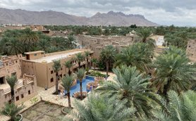 Luftaufnahme des Hotel Aldar Inn mit umliegender grüner Landschaft – Oman Familienreise