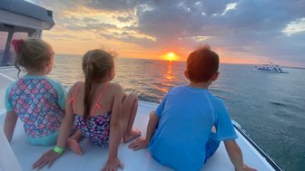 Kinder genießen Bootsfahrt bei Sonnenuntergang in Uvita – Costa Rica Reise mit Kindern