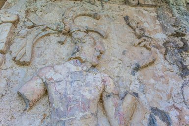 Feine Gravuren auf einem Steinrelief in den Ruinen von Palenque – Mexiko Familienreise
