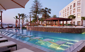 Beleuchteter Außenpool Abend im Hilton Luxor Resort & Spa – Ägypten Reise mit Kindern