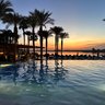 Außenpool mit Blick auf den Sonnenuntergang im Hilton Luxor Resort & Spa in Luxor – Ägypten Reise mit Kindern