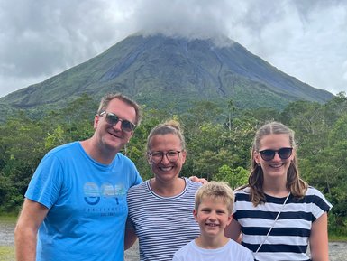 Familie lächelt vor dem Vulkan Arenal – Costa Rica Familienreise