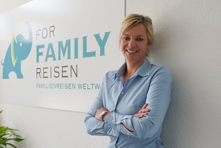 Geschäftsführerin Nadja Albrecht im Büro von For Family Reisen