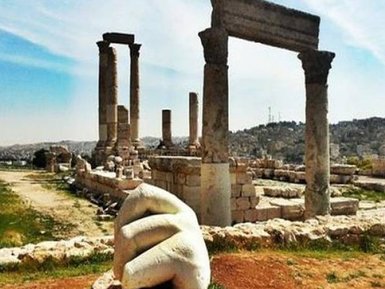Torbögen der Zitadelle in Amman - Jordanien mit Kindern