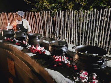 Über offenem Feuer wird traditionelles südafrikanisches Essen frisch zubereitet – Südafrika Familienreise