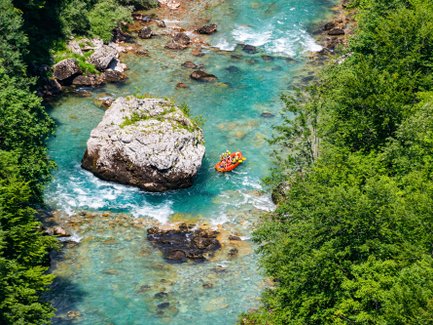 Rafting auf dem Fluss bei gutem Wetter