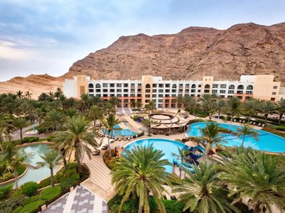 Poollandschaft im DoubleTree by Hilton Muscat Al Waha mit Blick auf die Hajar-Berge – Oman Familienreise