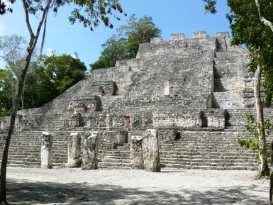 Alte Maya-Ruinen zwischen dichtem Regenwald im Biosphärenreservat Calakmul – Mexiko Reise mit Kindern