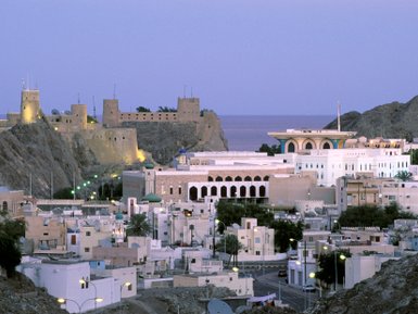 Blick auf Muscat bei Sonnenuntergang – Oman mit Kindern