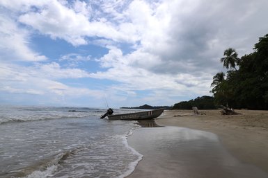 Kleines Boot am ruhigen Strand von Puerto Viejo de Talamanca – Costa Rica Familienreise