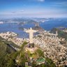 Die berühmte Christusstatue breitet ihre Arme über die Stadt Rio de Janeiro und die umliegenden Berge aus.