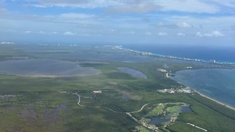 Landschaft beim Abflug aus Cancún aus dem Flugzeug – Mexiko Familienreise
