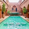 Entspannender Poolbereich im traditionellen Riad Maktoub – Marokko Familienreise