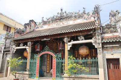 Der Thien Hau Tempel in Saigon zeigt eine kunstvoll verzierte Fassade mit bunten Laternen und detaillierten Skulpturen.