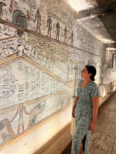 Teenager betrachtet die Wandkunst im Tal der Könige in Luxor – Ägypten Reise mit Kindern