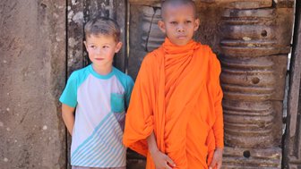 Kind im Austausch mit einem einheimischen Mönch – Kambodscha mit Kindern