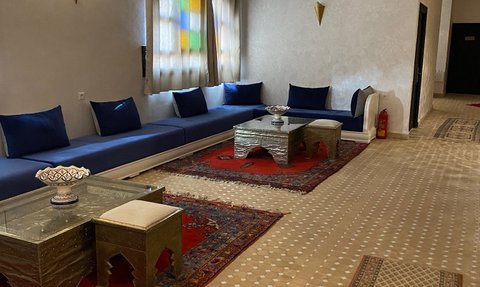 Der Lounge-Bereich zeigt eine Mischung aus traditionellen und modernen marokkanischen Designelementen.