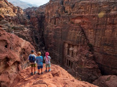 Kinder blicken auf Schatzhaus Petra - Jordanien Urlaub mit Kindern